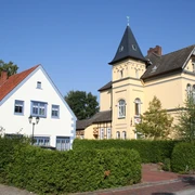 Altes Rathaus Historisches Rathausensemble mit gelbem Turmgebäude und benachbartem weißen Fachwerkhaus.