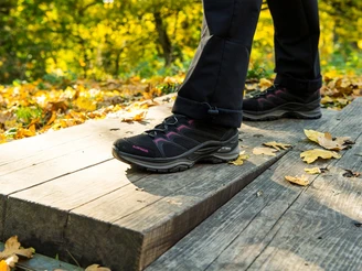 Habichtswaldsteig Märchenrastplatz Pfeifenwippe an Burg Falkenstein