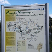 Hinweisschild R5 bei Fahrradseilbahn