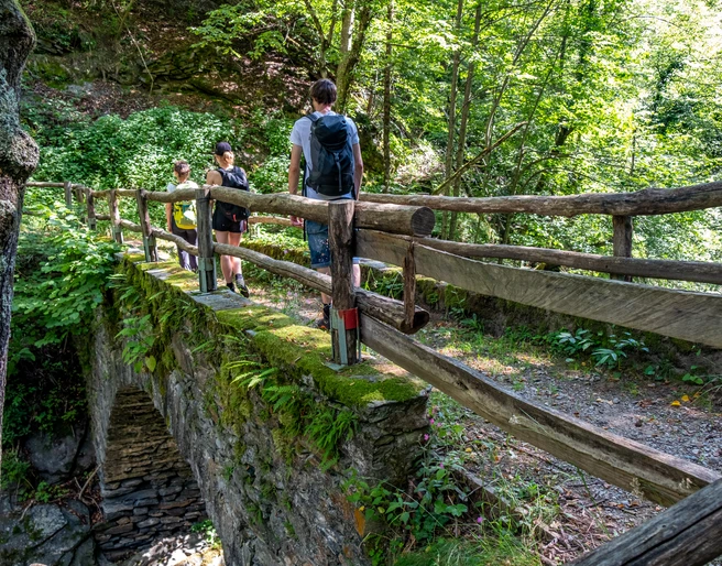Historischer Weitwanderweg und Handelsroute des Grossen Kaspar Stockalper von der Schweiz nach Italien mit Gepäcktransport. Brig - Simplon - Gondo - Bognanco - Domodossola Historischer Weitwanderweg und Handelsroute des Grossen Kaspar Stockalper von der Schweiz nach Italien mit Gepäcktransport. Brig - Simplon - Gondo - Bognanco - Domodossola