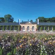 Brunnenarkaden im Gräflichen Park Bad Driburg Bunte Blumen blühen vor der Brunnenarkade im Gräflichen Park.