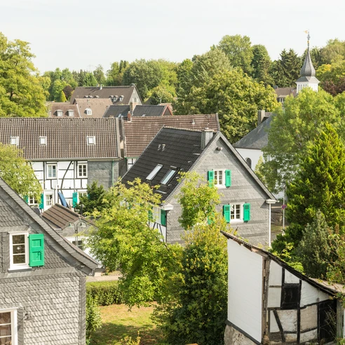 Dorf Gruiten in Haan Historisches Dorf Gruiten in Haan mit Fachwerkhäusern, umgeben von üppiger Natur und ruhiger Atmosphäre.