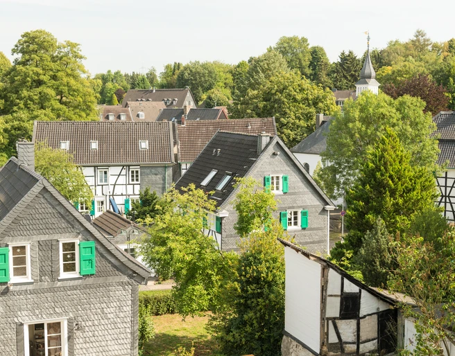 Dorf Gruiten in Haan Historisches Dorf Gruiten in Haan mit Fachwerkhäusern, umgeben von üppiger Natur und ruhiger Atmosphäre.
