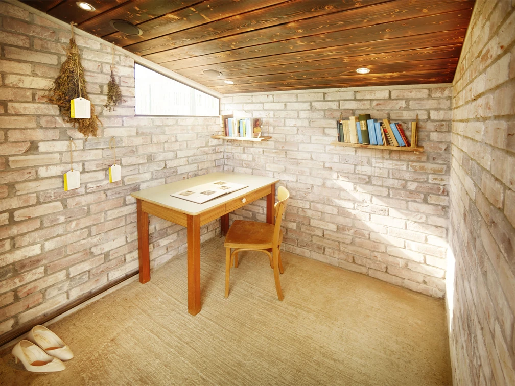 Hillas Leseschuppen in Monheim am Rhein Hillas Leseschuppen in Monheim am Rhein bietet eine einladende Leseecke mit Tisch, Stuhl und Regalen.