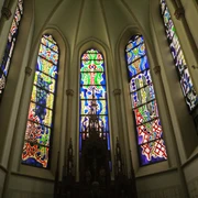 Kirchenfenster der St. Suitbertus Kirche in Heiligenhaus Bunte Buntglasfenster in der St. Suitbertus Kirche Heiligenhaus mit kunstvollen geometrischen Motiven.