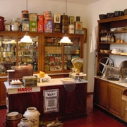 Kaufladen im Museum Abtsküche in Heiligenhaus Ein nostalgischer Kaufladen mit alten Konservendosen und einer antiken Waage im Museum Abtsküche.