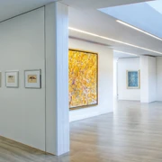 Museum Ratingen Helles, modernes Museumsinterieur mit geräumigen, lichtdurchfluteten Galeriewänden voller Kunstwerke.