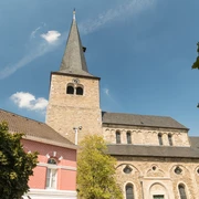 Reformationskirche zu Hilden Eine imposante Reformationskirche mit hoch aufragendem Turm und umliegenden historischen Gebäuden.