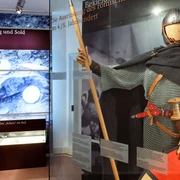 Römisches Museum Haus Bürgel in Monheim-am-Rhein Römisches Museum Haus Bürgel: Ausstellung mit antiker Rüstung, Schwert und Münzen in Monheim am Rhein.