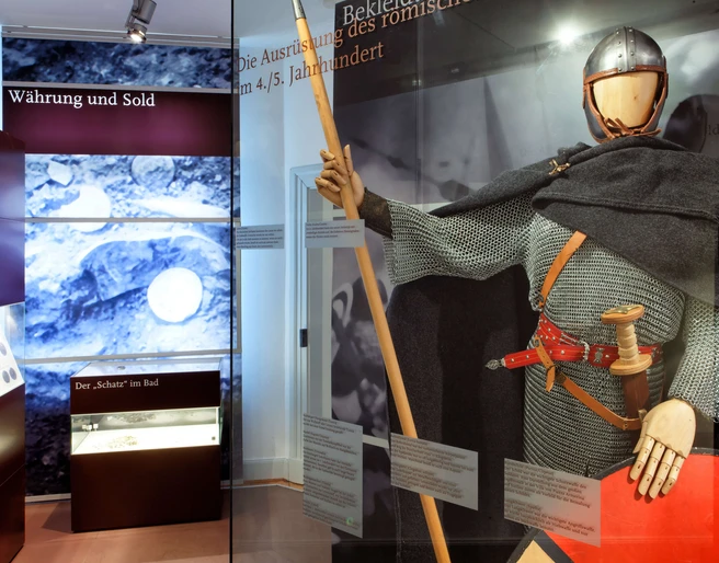 Römisches Museum Haus Bürgel in Monheim-am-Rhein Römisches Museum Haus Bürgel: Ausstellung mit antiker Rüstung, Schwert und Münzen in Monheim am Rhein.