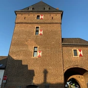 Schelmenturm in Monheim am Rhein Schelmenturm, mittelalterlicher Backsteinturm in Monheim am Rhein, mit rot-weißem Dekor.