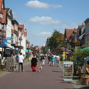 Altstadt Nienburg Lange Straße Fußgängerzone in Nienburg mit historischen Fachwerkhäusern und belebter Einkaufsstraße.