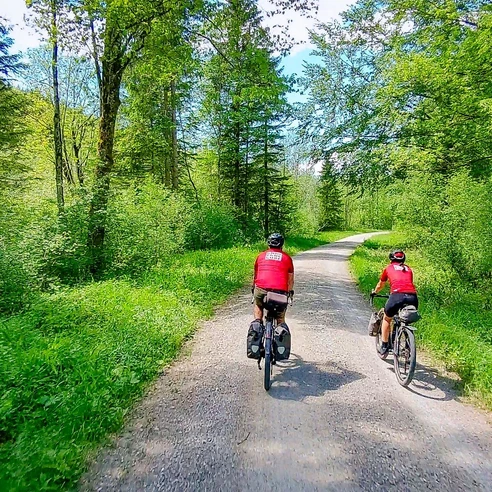 Gravelbiken mit Zugspitzblick entlang der Ammer durch grüne Wälder