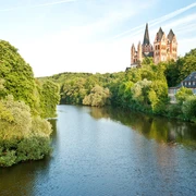 Der Limburger Dom thront oberhalb der Lahn