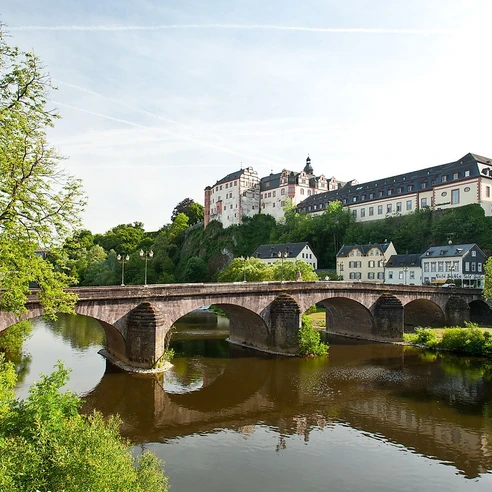 Schloss Weilburg thront über der Lahn