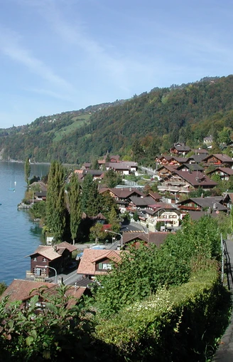 Merligen, le village aux palmiers au bord du lac de Thoune