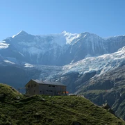 Berghaus Bäregg mit Fiescherwand.