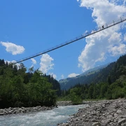 Le pont suspendu Hostalde au-dessus de la rivière Engstlige.