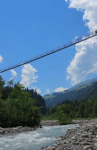Le pont suspendu Hostalde au-dessus de la rivière Engstlige.