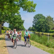 Radfahrer am Ems-Jade-Kanal