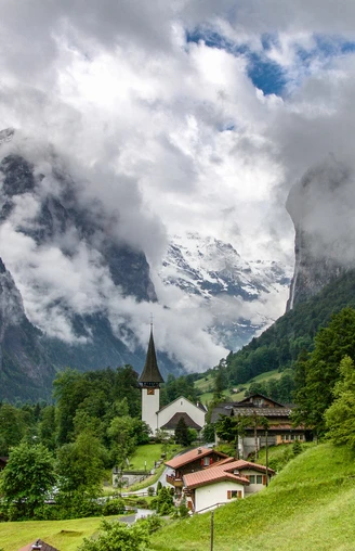 Lauterbrunnental - Lauterbrunnen avec la spectaculaire cascade de Staubbach