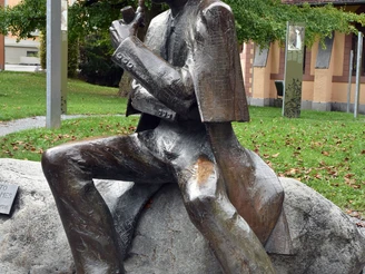 Sherlock Homes aus Bronze wartet in Meiringen auf seine Fans