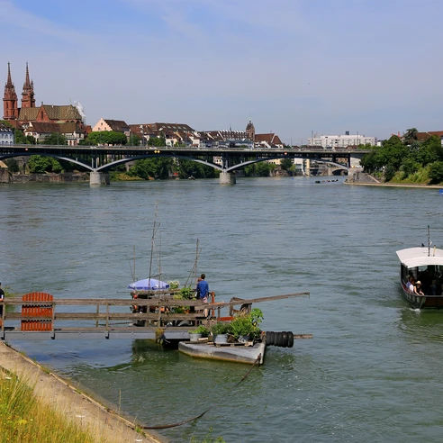 Bac sur le Rhin à Bâle, à l'arrière la cathédrale.