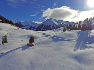 Schneereiche Perspektive im Gebiet Wiriehorn