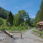 Mit Zwischenhalt beim Wasserspieplatz