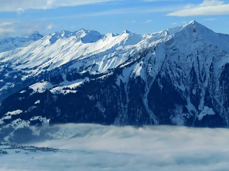 Vue sur la chaîne de montagnes Niesen.