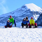 Familie auf Schlittelweg