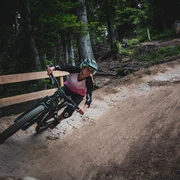 bikepark-thunersee-downhill-wald-kurve-zaun