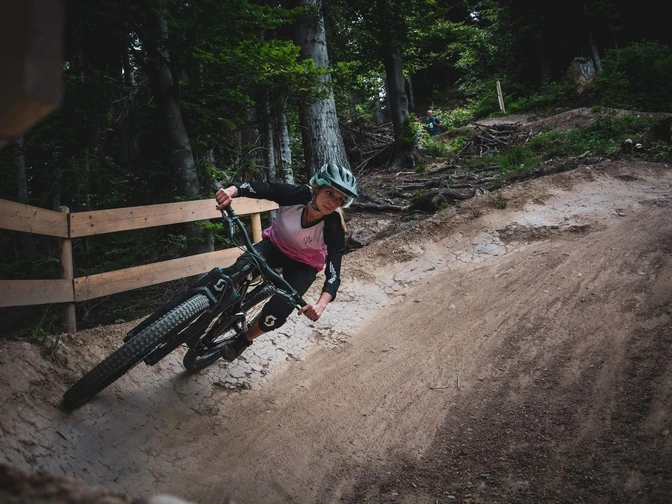 bikepark-thunersee-downhill-wald-kurve-zaun