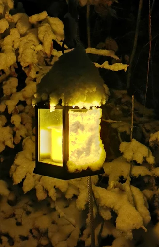 Scheebedekte Laterne auf dem Weihnachtsweg Heiligenschwendi