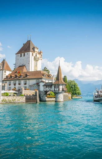 Château d'Oberhofen avec le bateau à vapeur Blümlisalp, Oberhofen au lac de Thoune