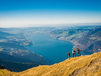Groupe de randonnée en route vers le Morgenberghorn, en arrière-plan le lac de Thoune