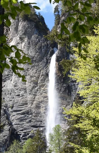 Sicht auf den Milibachfall aus dem Wald vor Gäldried