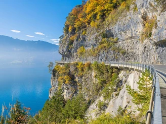 Aussicht von der Strasse zwischen Sundlauenen und den Beatushöhlen auf den Thunersee