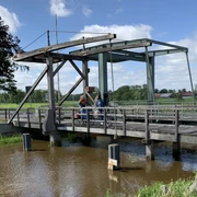 Radfahrer auf Klappbrücke