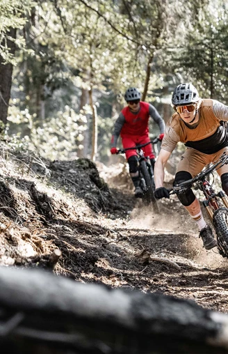 Deux vététistes de descente sur le parcours Heartbeat de Beatenberg à Beatenbucht