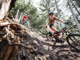 Deux vététistes de descente sur le parcours Heartbeat de Beatenberg à la baie de Beaten