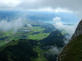 Vue depuis la plateforme panoramique sur Thun et le lac de Thoune.