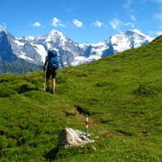 Wandern im Angesicht von Eiger, Mönch und Jungfrau.