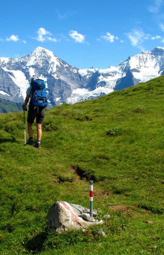 Wandern im Angesicht von Eiger, Mönch und Jungfrau.