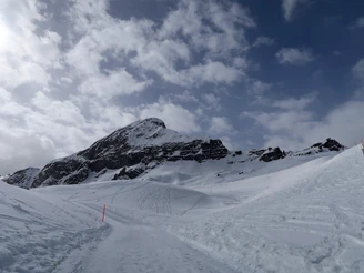 Well-prepared winter hiking trail Männlichen - Kleine Scheidegg.