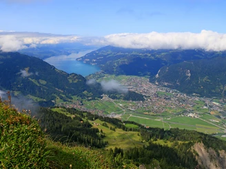 Blick auf Interlaken und Thunersee.