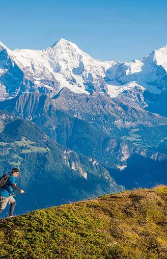 Coureur de trail au-dessus de Beatenberg devant le spectaculaire panorama montagneux avec l'Eiger, le Mönch et la Jungfrau