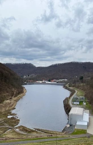 Blick vom Damm der Odertalsperrezum Bismarckturm