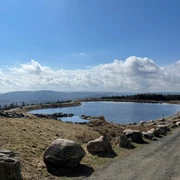 Blick über den Speicherteich auf dem Wurmberg