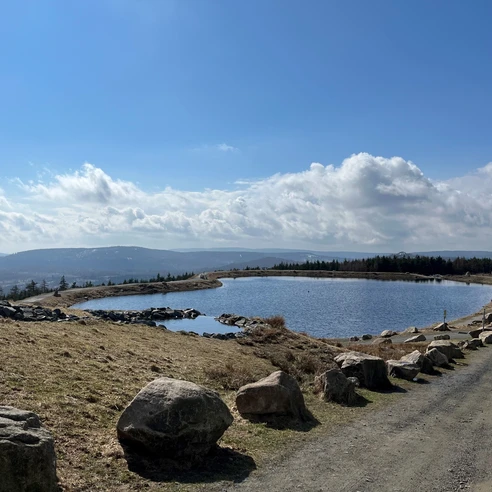 Blick über den Speicherteich auf dem Wurmberg